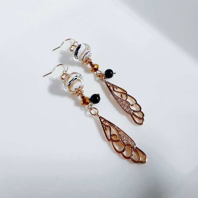 1ペアのみ☆まるで蝶の羽のようなジルコニアチャームととんぼ玉ビーズが綺麗なピアス/イヤリング(マーブル)