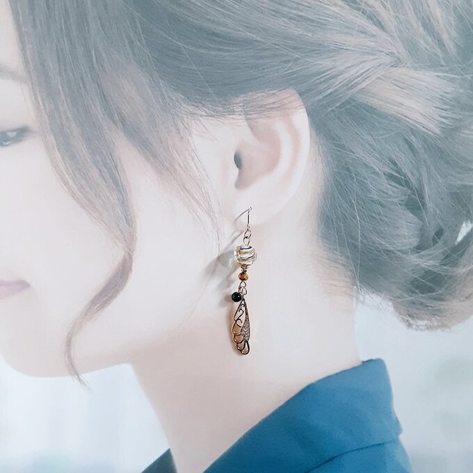 1ペアのみ☆まるで蝶の羽のようなジルコニアチャームととんぼ玉ビーズが綺麗なピアス/イヤリング(マーブル)