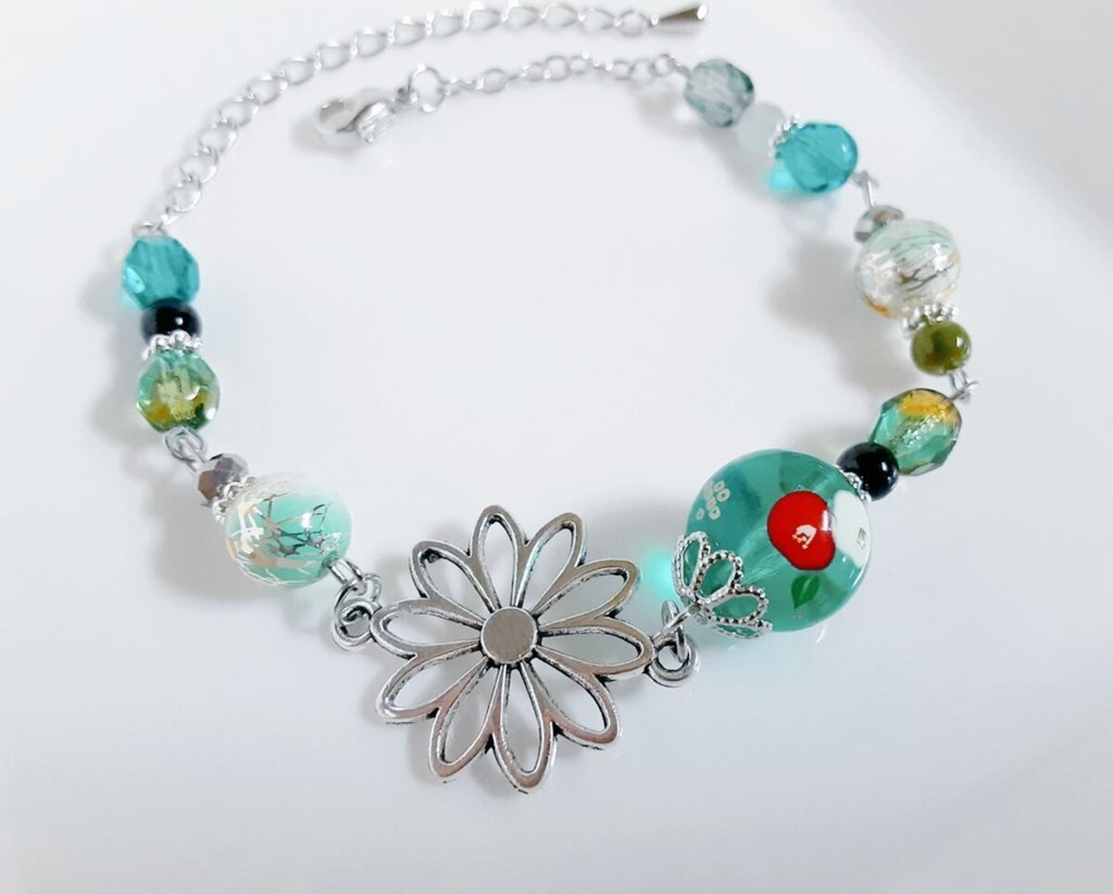 和を感じる☆椿の転写ビーズと大ぶりのお花の透かしチャームのグリーンカラーのブレスレット