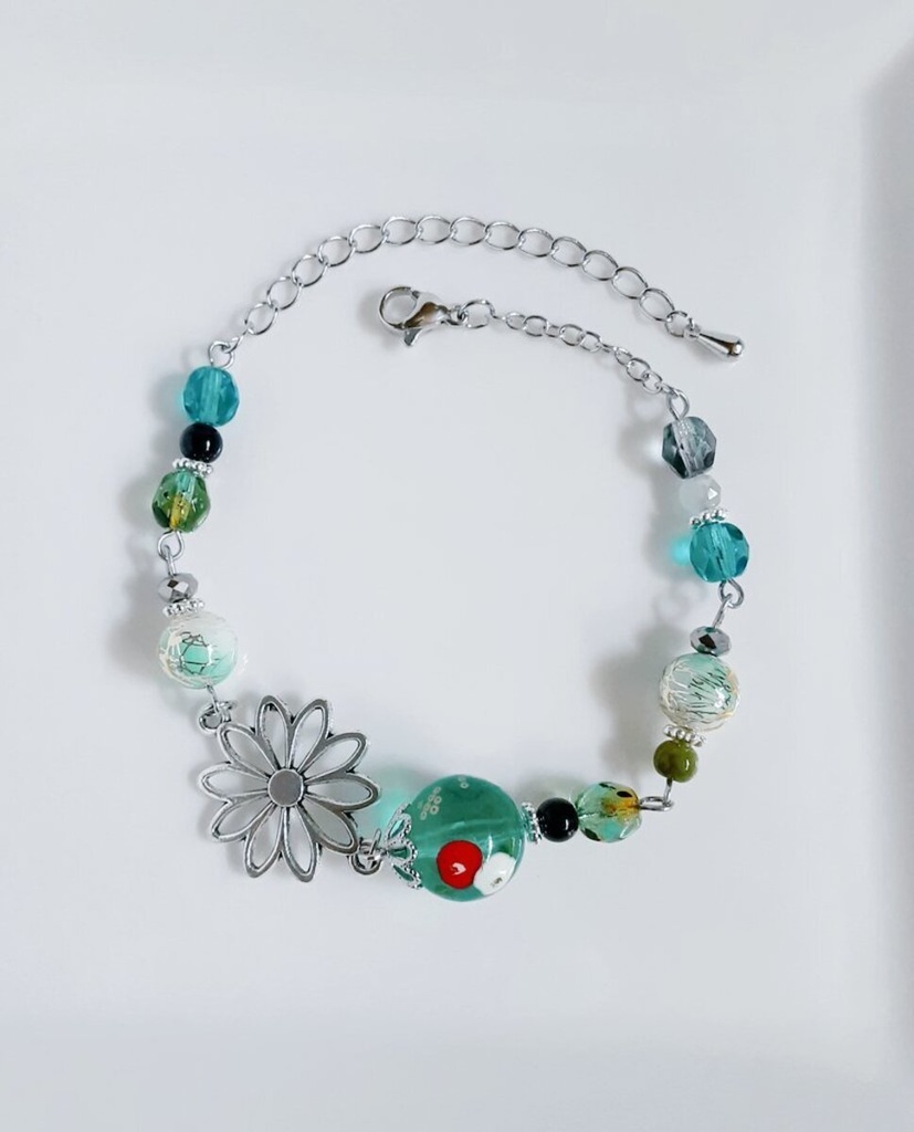 和を感じる☆椿の転写ビーズと大ぶりのお花の透かしチャームのグリーンカラーのブレスレット