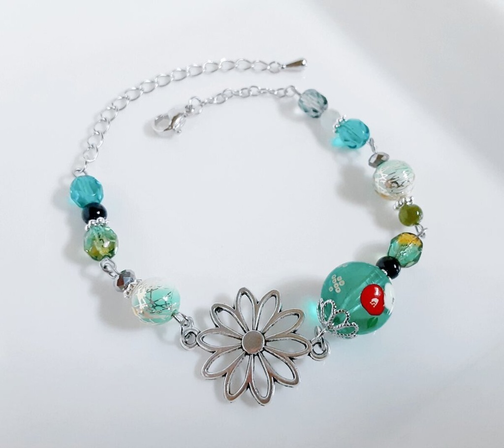 和を感じる☆椿の転写ビーズと大ぶりのお花の透かしチャームのグリーンカラーのブレスレット