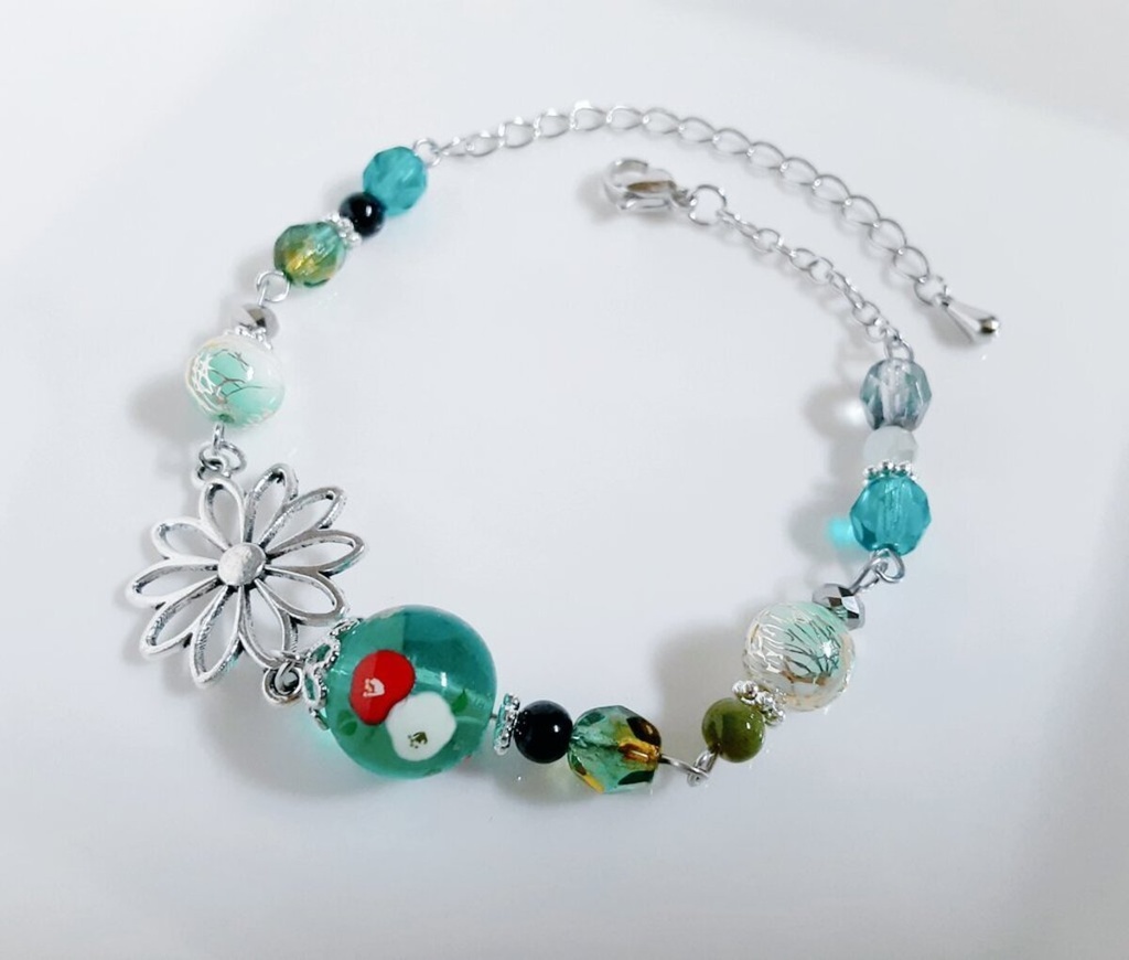 和を感じる☆椿の転写ビーズと大ぶりのお花の透かしチャームのグリーンカラーのブレスレット