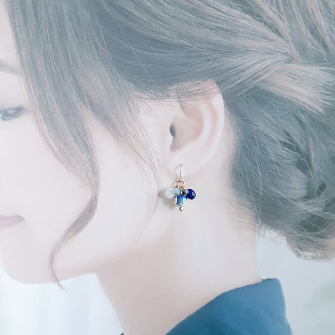 唐草ビーズとガラスビーズのプチジャラジャラピアス/イヤリング(青)