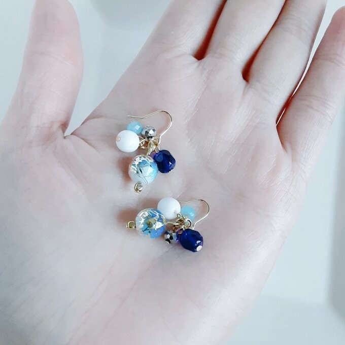 唐草ビーズとガラスビーズのプチジャラジャラピアス/イヤリング(青)