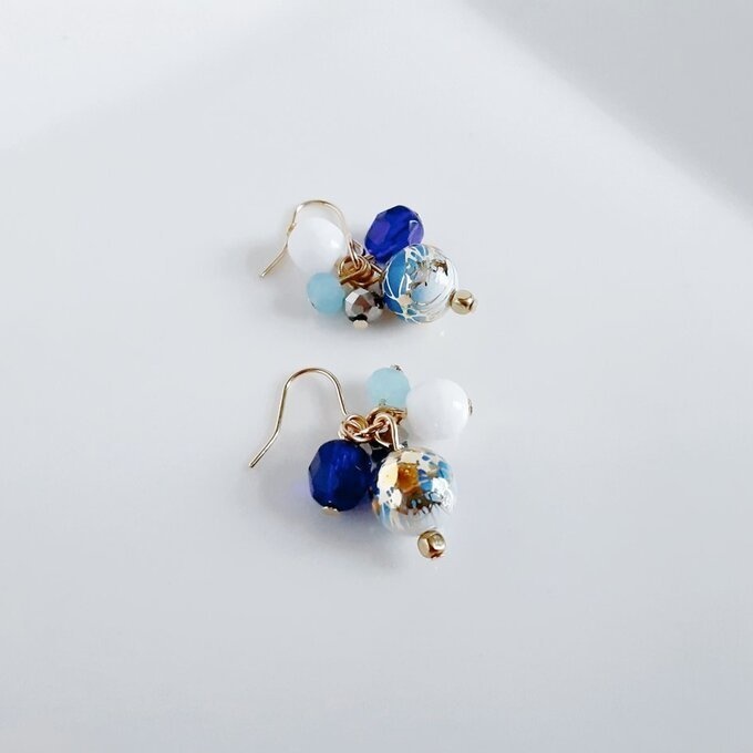 唐草ビーズとガラスビーズのプチジャラジャラピアス/イヤリング(青)