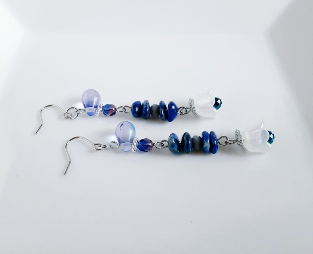 すずらんビーズが可愛く揺れる☆ラピスラズリとぷっくりしずくビーズのピアス/イヤリング