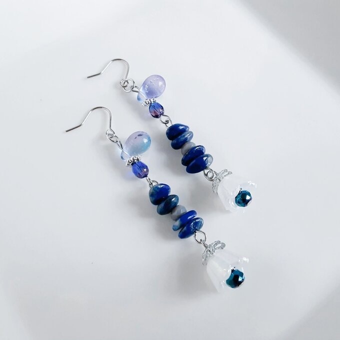 すずらんビーズが可愛く揺れる☆ラピスラズリとぷっくりしずくビーズのピアス/イヤリング