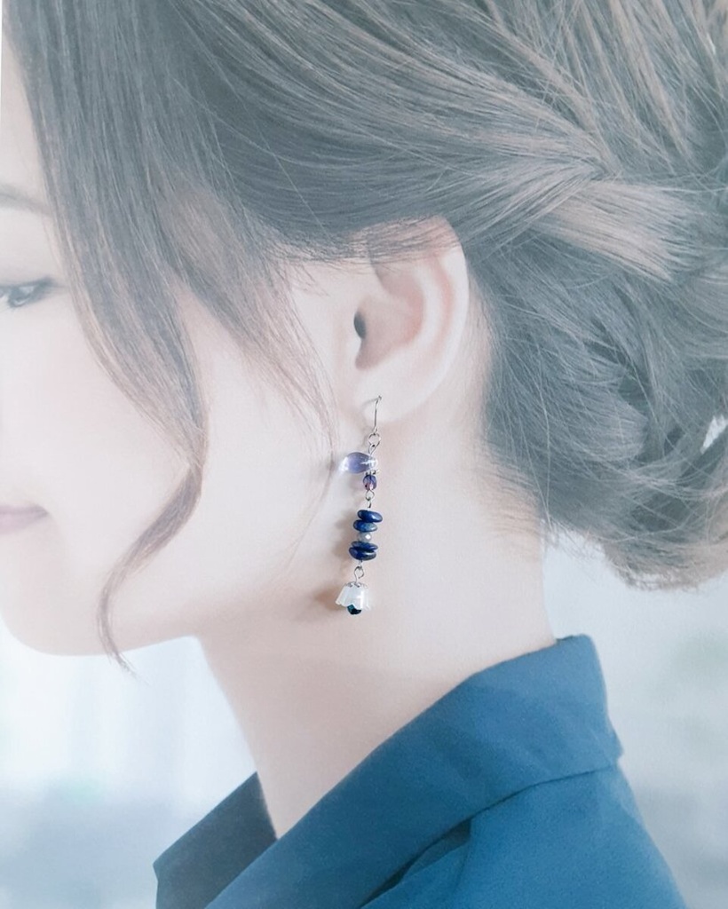 すずらんビーズが可愛く揺れる☆ラピスラズリとぷっくりしずくビーズのピアス/イヤリング