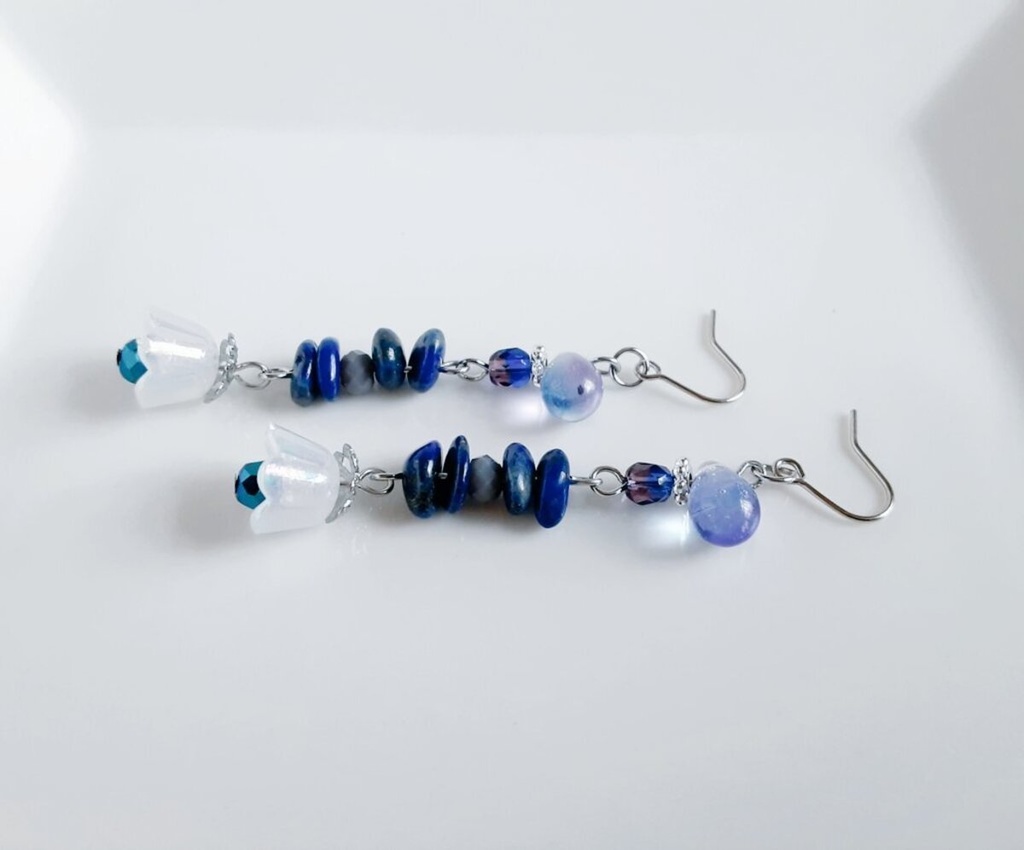 すずらんビーズが可愛く揺れる☆ラピスラズリとぷっくりしずくビーズのピアス/イヤリング