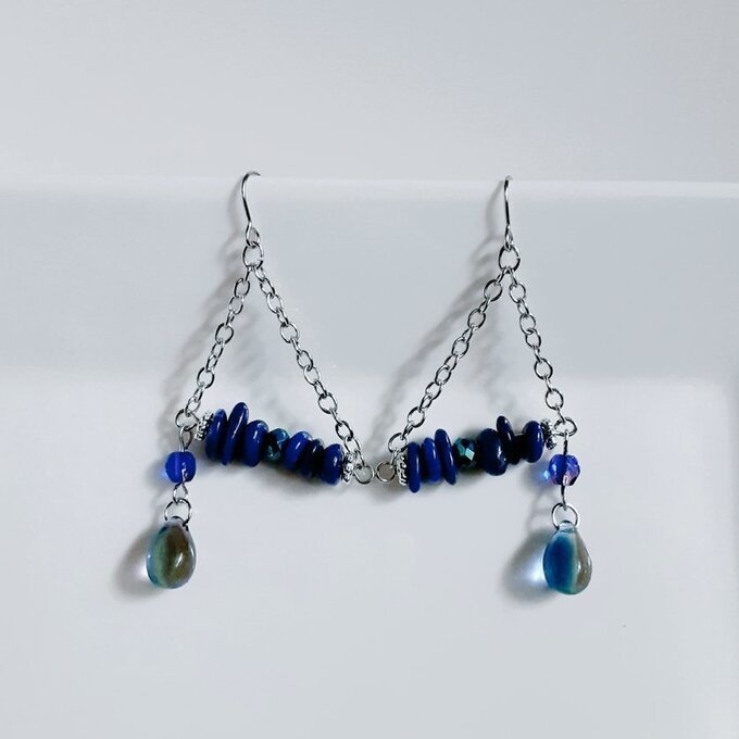 しずくビーズが揺れる☆ラピスラズリのトライアングルピアス/イヤリング