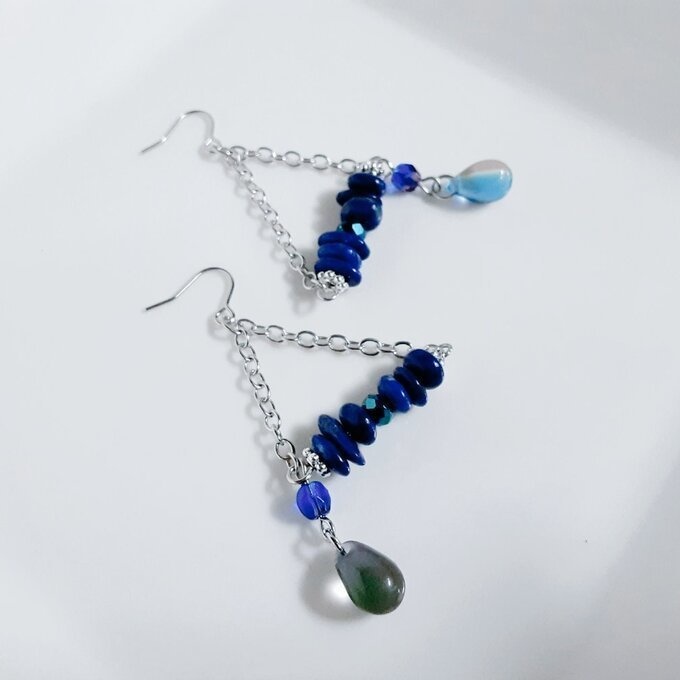 しずくビーズが揺れる☆ラピスラズリのトライアングルピアス/イヤリング