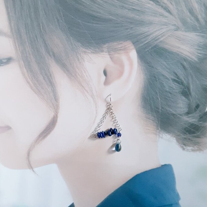 しずくビーズが揺れる☆ラピスラズリのトライアングルピアス/イヤリング