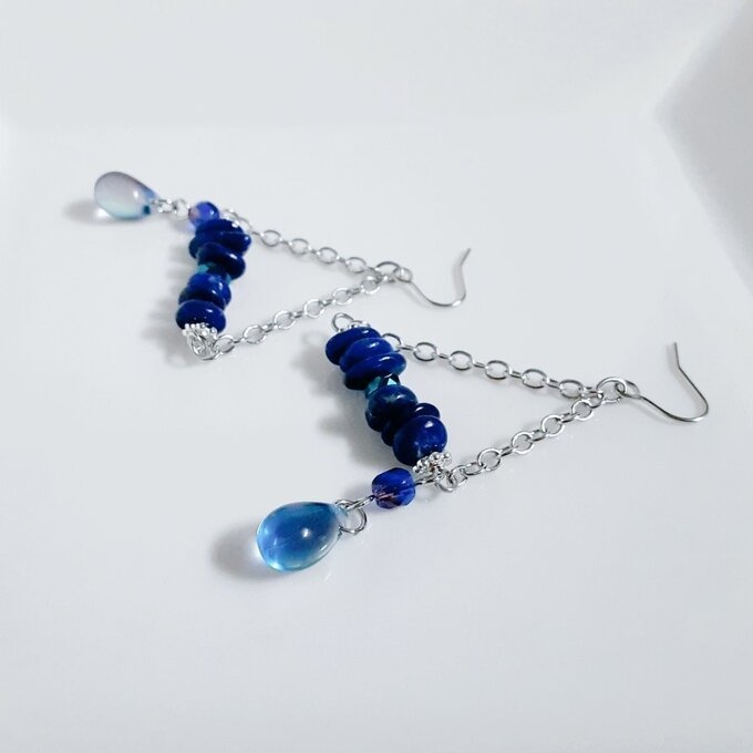 しずくビーズが揺れる☆ラピスラズリのトライアングルピアス/イヤリング