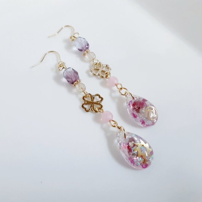 四葉のクローバーとぷっくりしずく型レジンパーツのベリーピンクカラーのスチームパンク風のピアス/イヤリング