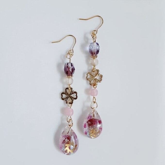四葉のクローバーとぷっくりしずく型レジンパーツのベリーピンクカラーのスチームパンク風のピアス/イヤリング