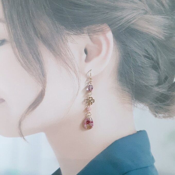 四葉のクローバーとぷっくりしずく型レジンパーツのベリーピンクカラーのスチームパンク風のピアス/イヤリング