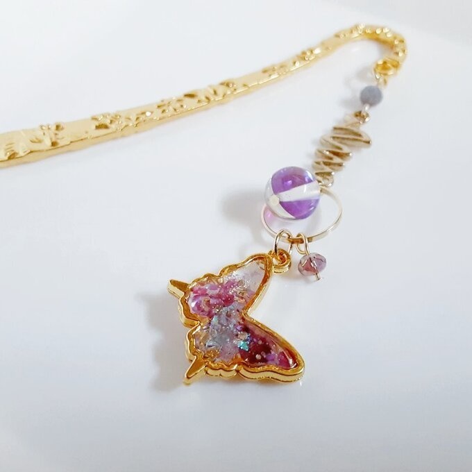 プレゼントにも自分用にもぴったり☆ベリーピンクカラーの蝶々のブックマーク/しおり(文庫本用)