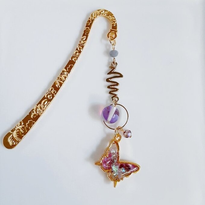 プレゼントにも自分用にもぴったり☆ベリーピンクカラーの蝶々のブックマーク/しおり(文庫本用)