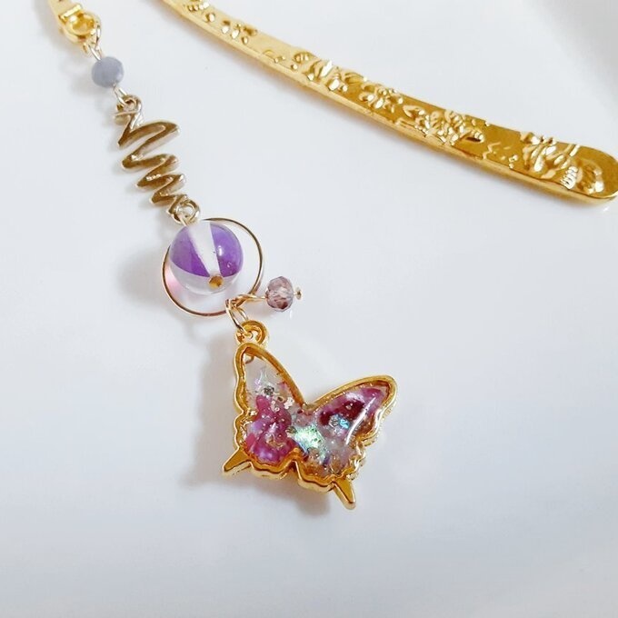 プレゼントにも自分用にもぴったり☆ベリーピンクカラーの蝶々のブックマーク/しおり(文庫本用)