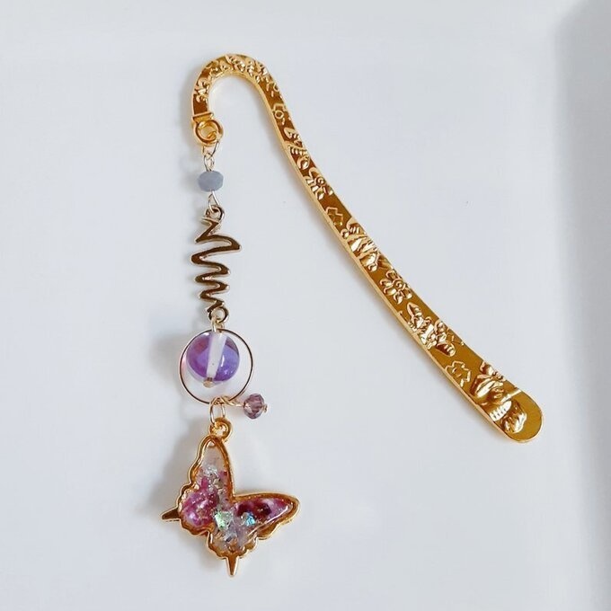 プレゼントにも自分用にもぴったり☆ベリーピンクカラーの蝶々のブックマーク/しおり(文庫本用)