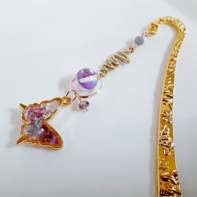 プレゼントにも自分用にもぴったり☆ベリーピンクカラーの蝶々のブックマーク/しおり(文庫本用)