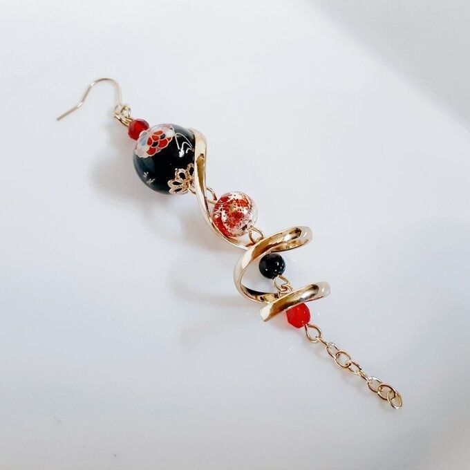 片耳用☆大ぶりのひねりチャームと転写ビーズがそれぞれ揺れる☆和風片耳用ロングピアス/イヤリング(菊水×黒赤)