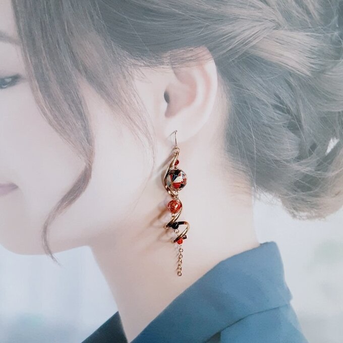 片耳用☆大ぶりのひねりチャームと転写ビーズがそれぞれ揺れる☆和風片耳用ロングピアス/イヤリング(菊水×黒赤)