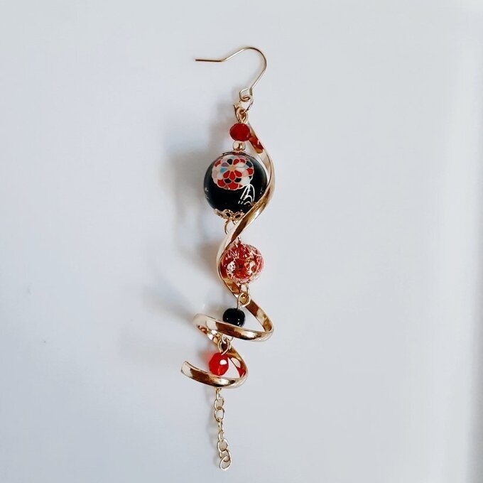 片耳用☆大ぶりのひねりチャームと転写ビーズがそれぞれ揺れる☆和風片耳用ロングピアス/イヤリング(菊水×黒赤)