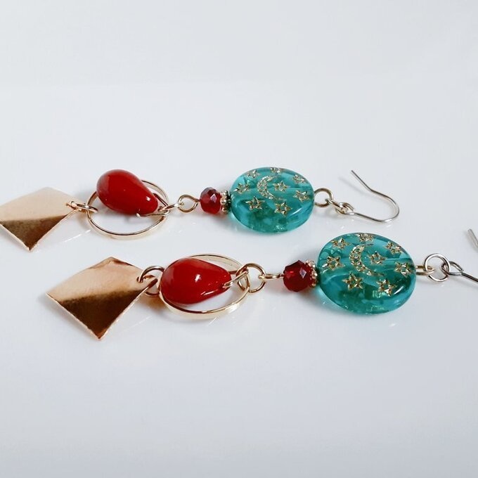 メタルプレートとしずくビーズが揺れるサークルフープがお洒落なピアス/イヤリング(クリスマスカラー)