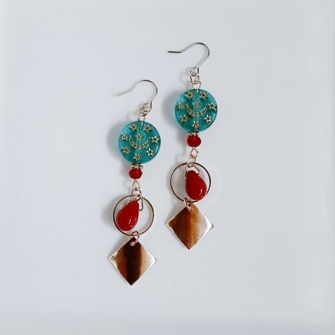 メタルプレートとしずくビーズが揺れるサークルフープがお洒落なピアス/イヤリング(クリスマスカラー)