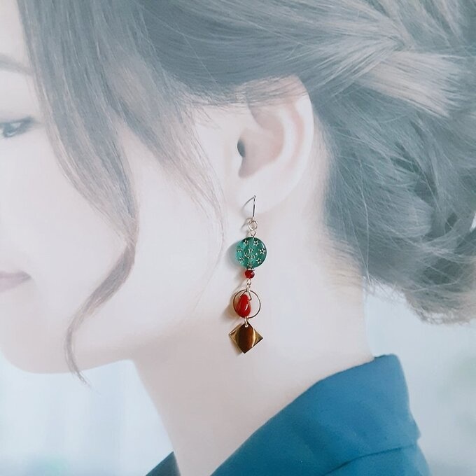 メタルプレートとしずくビーズが揺れるサークルフープがお洒落なピアス/イヤリング(クリスマスカラー)