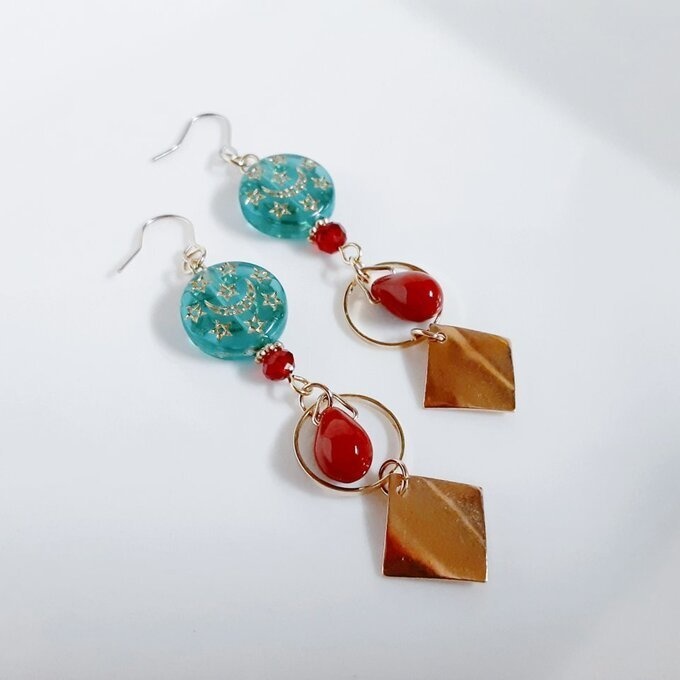 メタルプレートとしずくビーズが揺れるサークルフープがお洒落なピアス/イヤリング(クリスマスカラー)