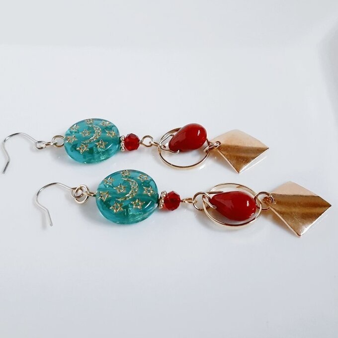 メタルプレートとしずくビーズが揺れるサークルフープがお洒落なピアス/イヤリング(クリスマスカラー)