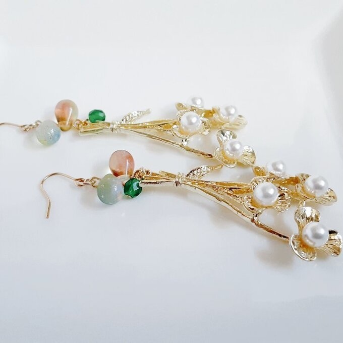 パール付き花束チャームとぷっくりしずくビーズが素敵な大ぶりピアス/イヤリング(イエローグリーン)