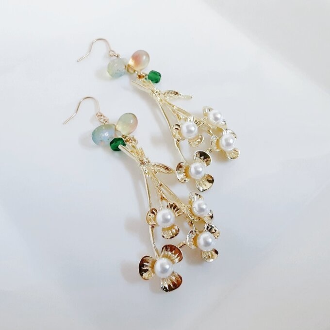 パール付き花束チャームとぷっくりしずくビーズが素敵な大ぶりピアス/イヤリング(イエローグリーン)