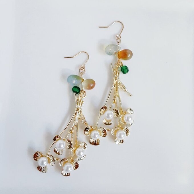 パール付き花束チャームとぷっくりしずくビーズが素敵な大ぶりピアス/イヤリング(イエローグリーン)