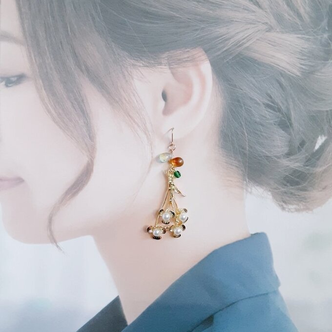 パール付き花束チャームとぷっくりしずくビーズが素敵な大ぶりピアス/イヤリング(イエローグリーン)