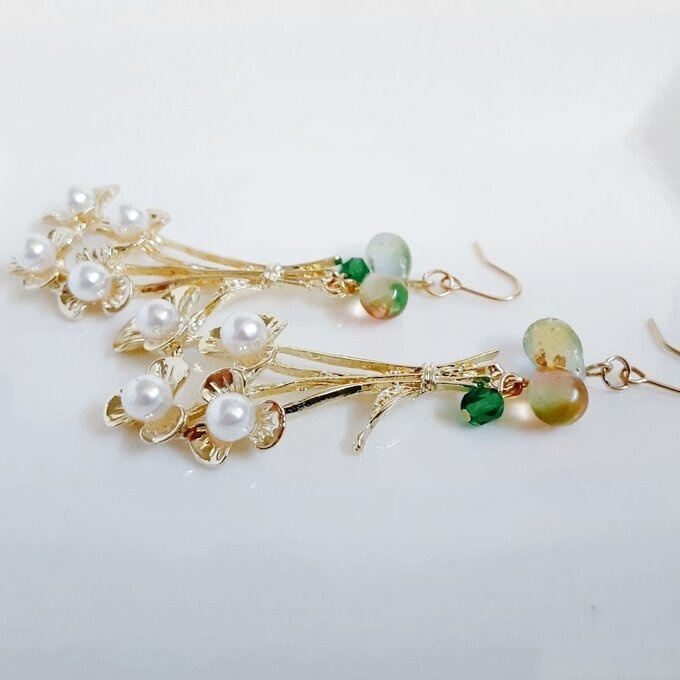 パール付き花束チャームとぷっくりしずくビーズが素敵な大ぶりピアス/イヤリング(イエローグリーン)
