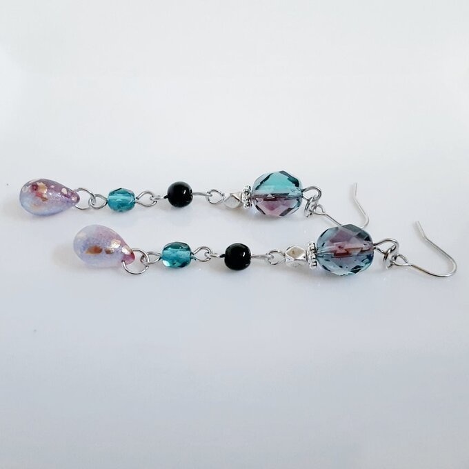 エメラルドグリーンとアメジストカラーのゆらゆらロングピアス/イヤリング