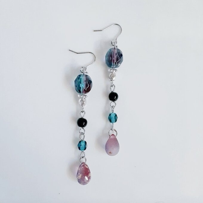 エメラルドグリーンとアメジストカラーのゆらゆらロングピアス/イヤリング