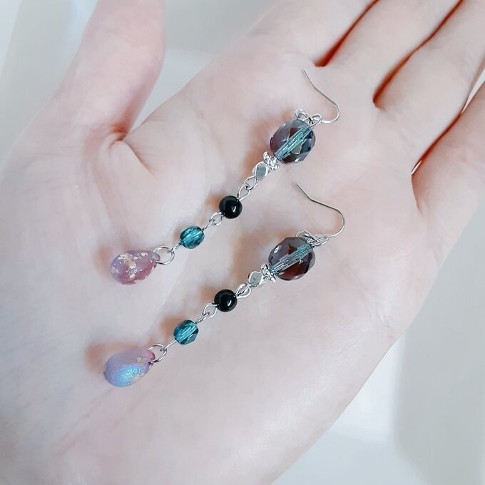 エメラルドグリーンとアメジストカラーのゆらゆらロングピアス/イヤリング