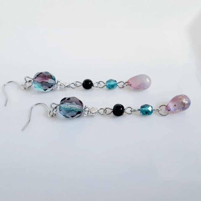 エメラルドグリーンとアメジストカラーのゆらゆらロングピアス/イヤリング