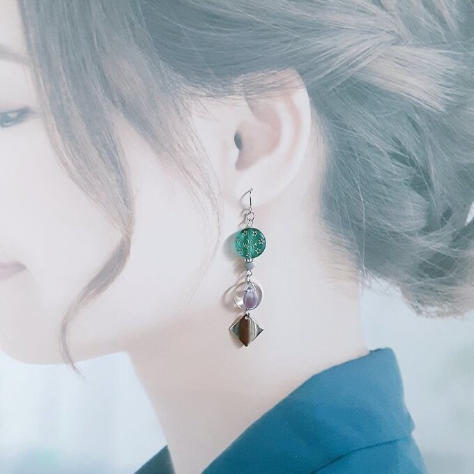 メタルプレートとしずくビーズが揺れるサークルフープがお洒落なピアス/イヤリング(グリーンブルー)