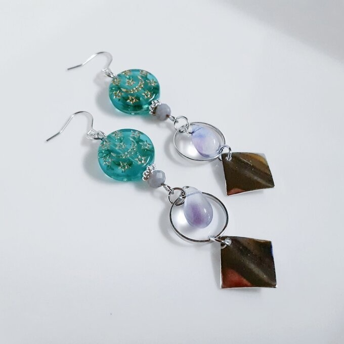 メタルプレートとしずくビーズが揺れるサークルフープがお洒落なピアス/イヤリング(グリーンブルー)