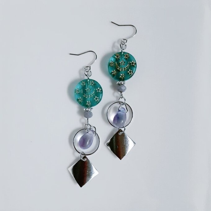 メタルプレートとしずくビーズが揺れるサークルフープがお洒落なピアス/イヤリング(グリーンブルー)