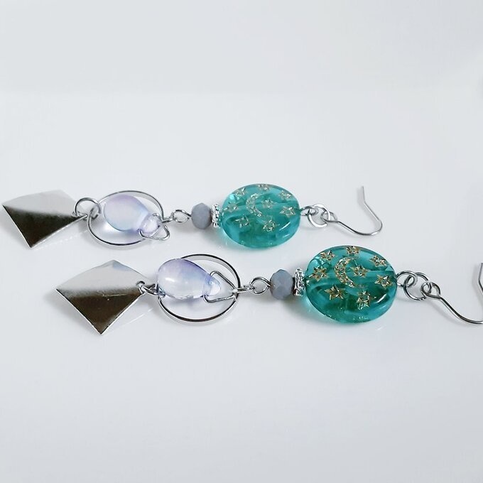 メタルプレートとしずくビーズが揺れるサークルフープがお洒落なピアス/イヤリング(グリーンブルー)