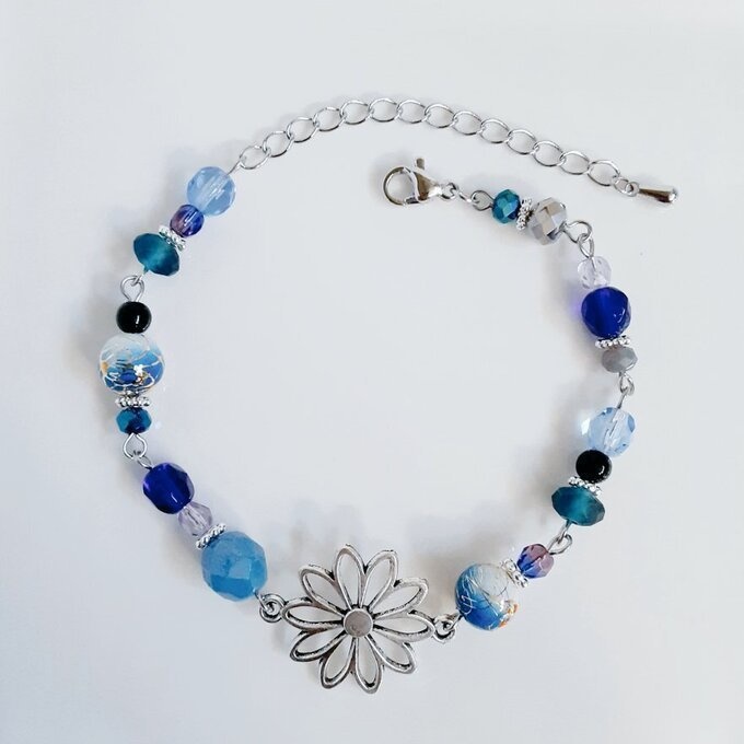 和を感じる☆大ぶりのお花の透かしチャームと唐草ビーズの和風ブレスレット(ミッドナイトブルー)