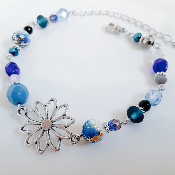 和を感じる☆大ぶりのお花の透かしチャームと唐草ビーズの和風ブレスレット(ミッドナイトブルー)