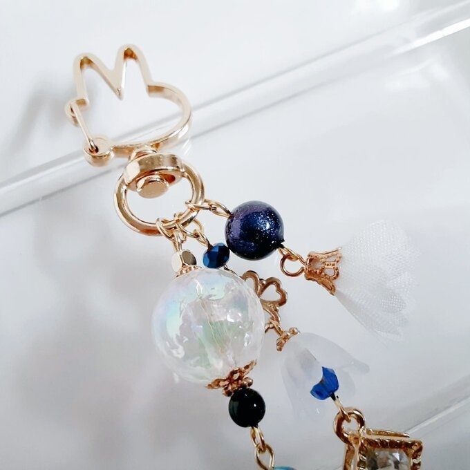 ジルコニア風チャームが揺れる☆幻想的な虹色モザイクビーズとお花モチーフが可愛いウサギちゃんキーホルダー(青)