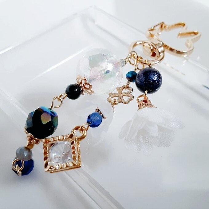 ジルコニア風チャームが揺れる☆幻想的な虹色モザイクビーズとお花モチーフが可愛いウサギちゃんキーホルダー(青)